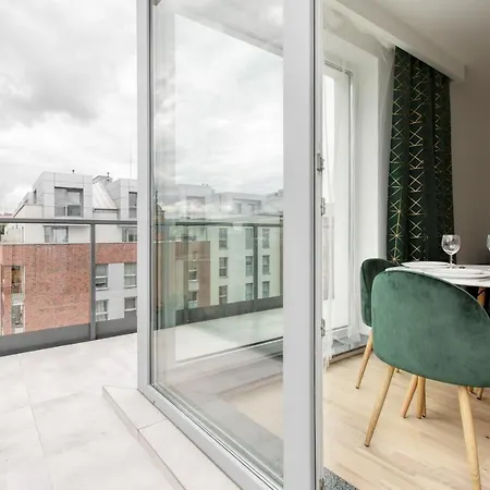 Short Apartment *