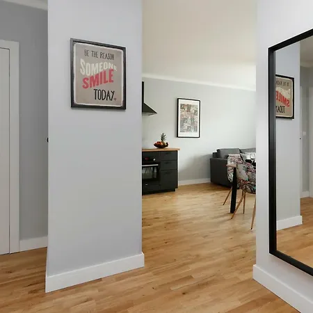 Short Apartment *